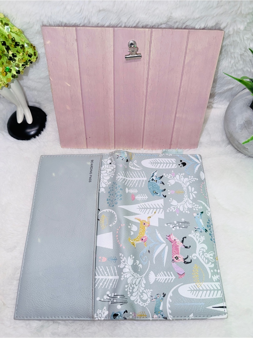 Light Gray Passport Wallet with Geometric Accents & Pink Photo Display Holder 💝 - Picture 3 of 5